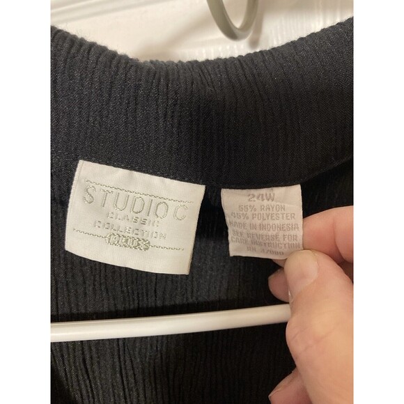 Studio C 24W black crinkle button down short sleeve plus top - Picture 2 of 4